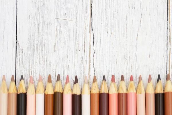 Multikultur Hautton Farbstifte Hintergrund Auf Wetter Holz Für Sie Bildung — Stockfoto