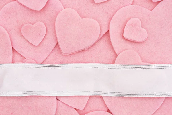 Много Розовых Войлочных Сердец Шелковым Баннером Любовный Фон Романтики Знакомства — стоковое фото
