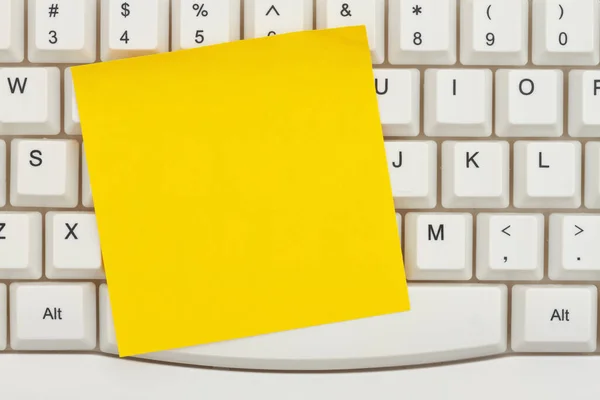 Prázdná Žlutá Lepicí Poznámka Šedé Klávesnici Počítače Pro Vaši Online — Stock fotografie