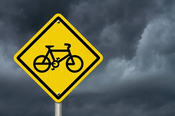 自行车路线警告标志 一个美国的道路警告标志 自行车图标与暴风雨的天空背景 — 图库照片