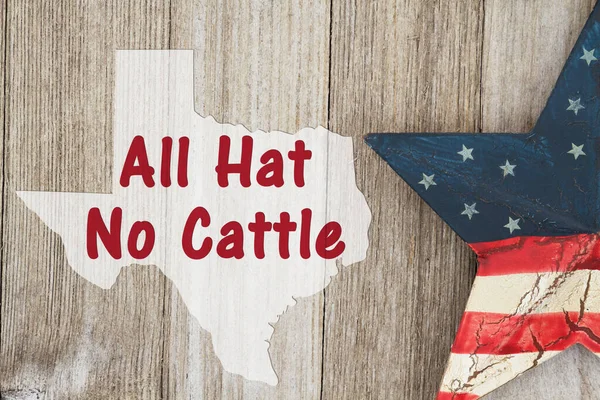 得克萨斯州的一句老话 美国明星挂在风吹日晒的木头背景上 文字全无牛之恨 — 图库照片