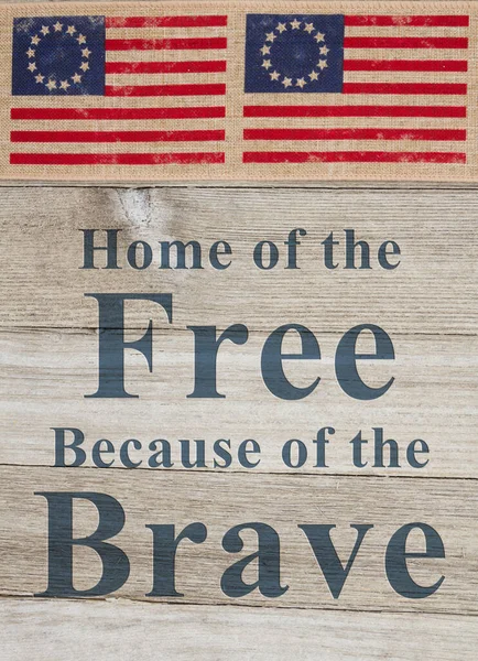 アメリカ愛国的なメッセージ 風化した木の背景にテキストの無料のため 勇者の家に米国愛国古いフラグ — ストック写真