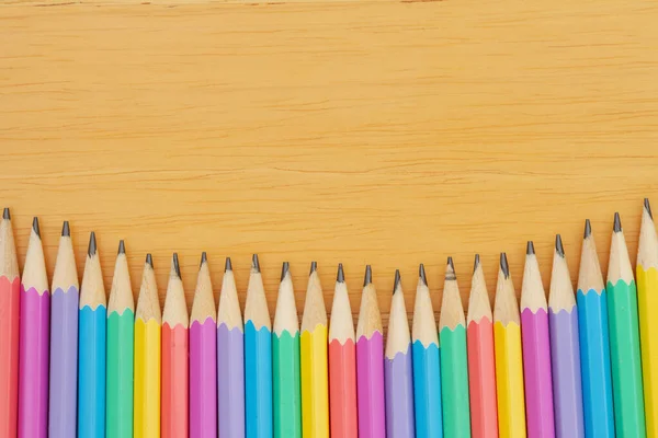 Eğitim Mesajınız Için Ahşap Masanın Üzerine Pastel Renk Kalemler Okul — Stok fotoğraf