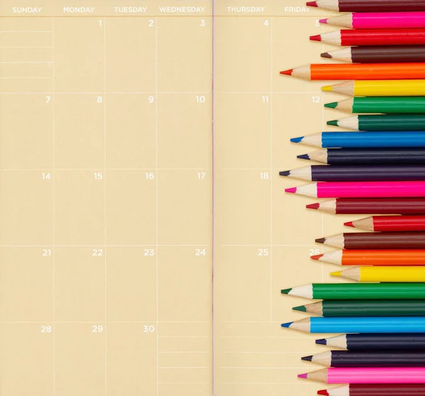 Χρώματα Μολύβια Μολυβιών Στο Μηνιαίο Ημερολόγιο Χαρτί Για Την Εκπαίδευσή — Φωτογραφία Αρχείου