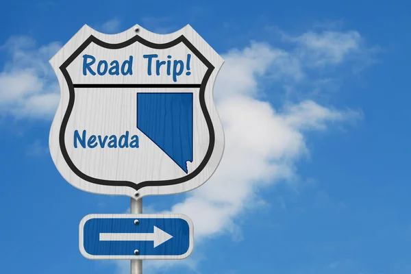 ネバダロードトリップ高速道路標識 ネバダ地図とテキスト空を背景にした高速道路標識のロードトリップ — ストック写真