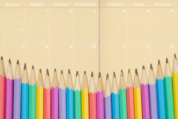 Buntstifte Auf Monatlichem Kalenderpapier Für Ihre Bildungs Oder Schulbotschaft — Stockfoto