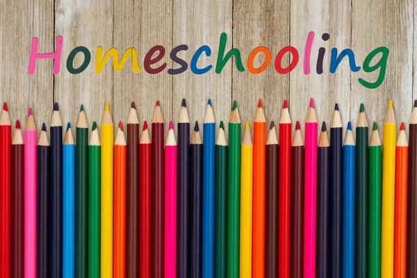 Μήνυμα Homeschooling Παστέλ Χρώμα Μολύβια Κραγιόνια Στο Παλιό Γραφείο Ξύλο — Φωτογραφία Αρχείου