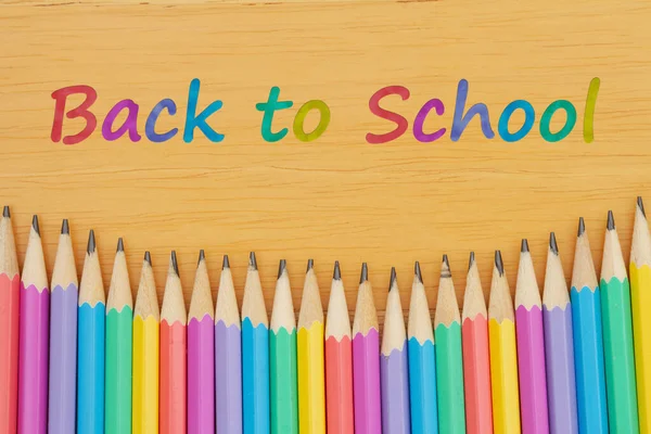 Messaggio Ritorno Scuola Con Matite Colore Pastello Sulla Scrivania Legno — Foto Stock