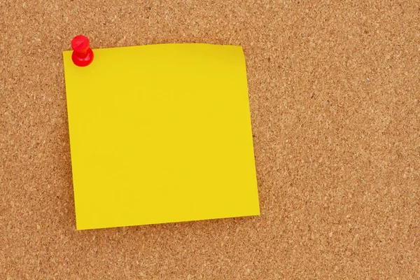 メッセージや情報のための段ボールにプッシュピンで空の黄色の粘着性のあるノート — ストック写真