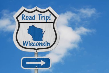 Wisconsin Yolu Otoyol Tabelası, Wisconsin Haritası ve gökyüzü arkaplanlı bir otoyol tabelasında yol gezisi