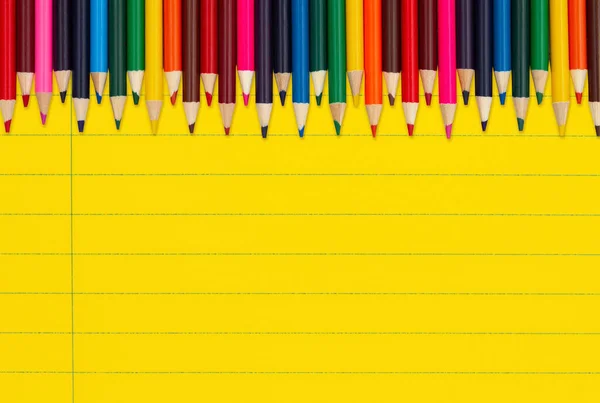 Buntstifte Buntstifte Auf Gelbem Linierten Notizbuch Hintergrund Für Ihre Ausbildung — Stockfoto