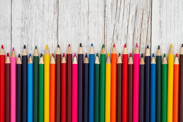 Eğitim Mesajınız Için Eski Ahşap Masadaki Renkli Kalem Boyaları Okul — Stok fotoğraf