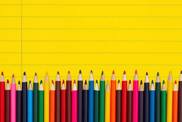Buntstifte Buntstifte Auf Gelbem Linierten Notizbuch Hintergrund Für Ihre Ausbildung — Stockfoto