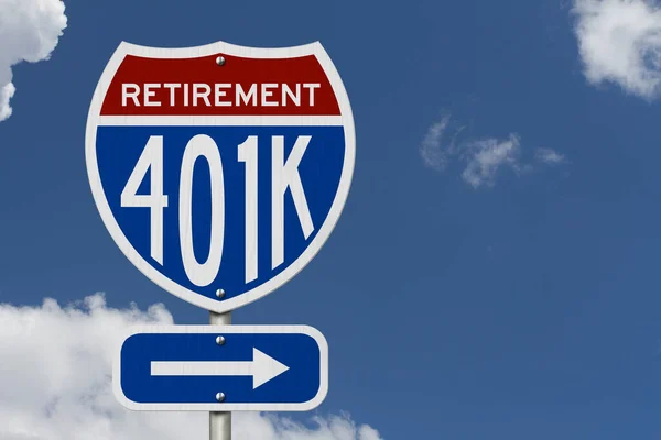 空と高速道路の道路標識に退職401Kメッセージ — ストック写真