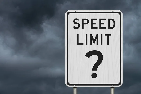 嵐の空と道路標識の速度制限の質問メッセージ — ストック写真