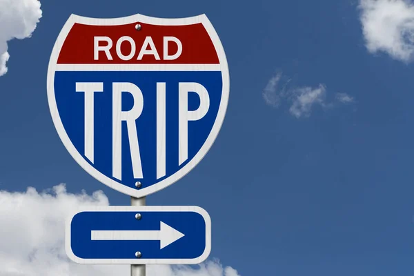 空と高速道路の道路標識にロードトリップメッセージ — ストック写真