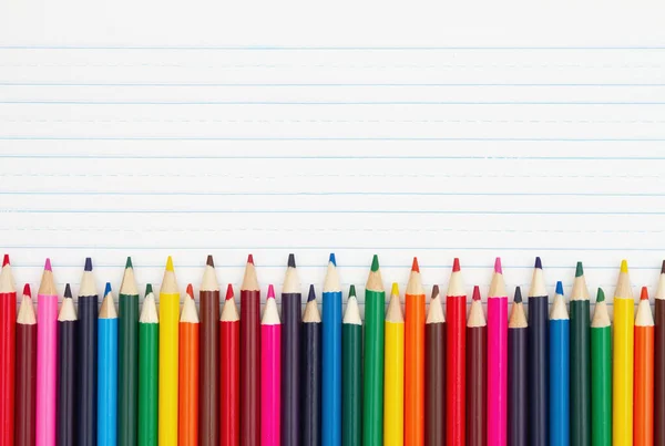 Buntstifte Buntstifte Auf Linierten Notizbüchern Für Ihre Ausbildung Oder Schulbotschaft — Stockfoto