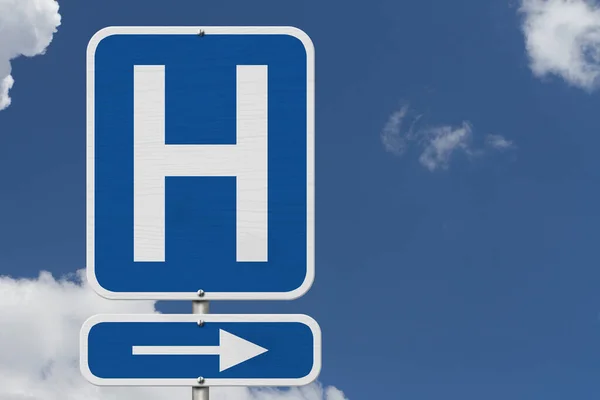 空と病院高速道路の道路標識 — ストック写真