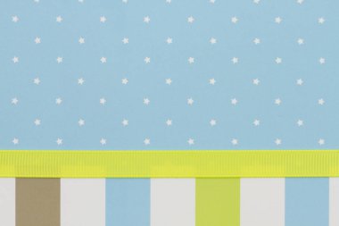 Davetiye yıldızları ve çizgiler parti davetiyeniz için mavi ve sarı arka plan