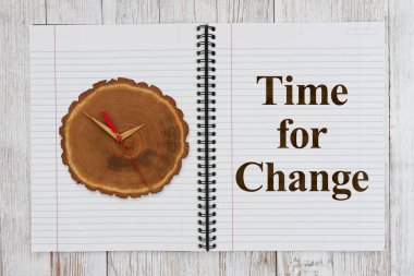 Masasında tahta saat olan günlük defterinde değişiklik zamanı.