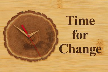 Değişiklik zamanı Tahta duvarda eski bir tahta saat