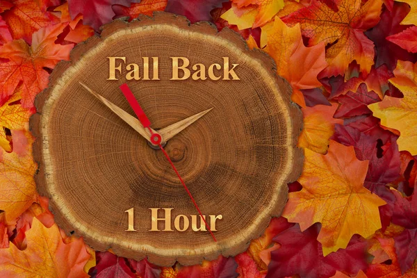 Queda Volta Hora Mudança Tempo Com Relógio Madeira Folhas Outono — Fotografia de Stock