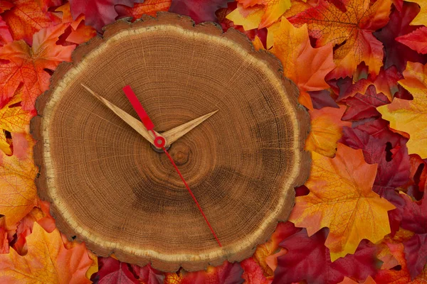 Πτώση Πίσω Ώρα Αλλαγή Του Χρόνου Ρολόι Του Ξύλου Στα — Φωτογραφία Αρχείου
