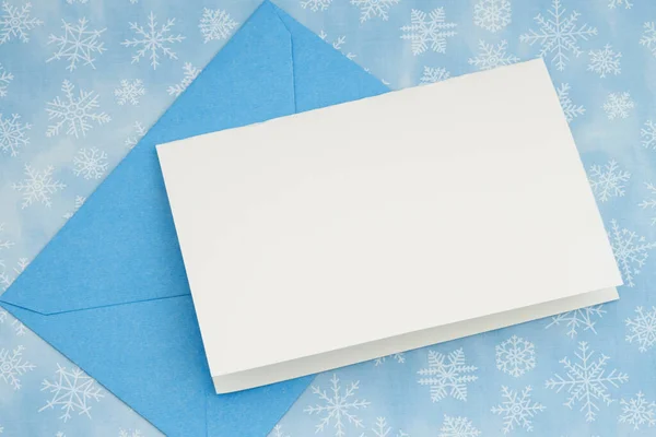 Biglietto Auguri Bianco Con Busta Blu Sui Fiocchi Neve Invernali — Foto Stock