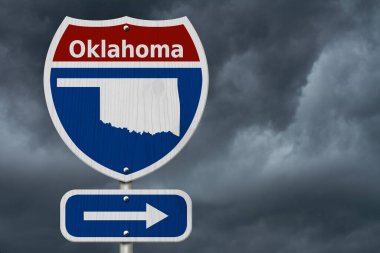 Oklahoma 'ya yolculuk, kırmızı, beyaz ve mavi otobanlar arası yol tabelası Oklahoma ve fırtınalı arka planlı Oklahoma haritası.
