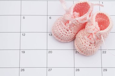Takvimde pembe bebek ayakkabıları, mesajınız için yer var. 