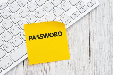  Yıpranmış ahşap masadaki beyaz bilgisayar klavyesiyle şifrenizi değiştirmeyi hatırlatın