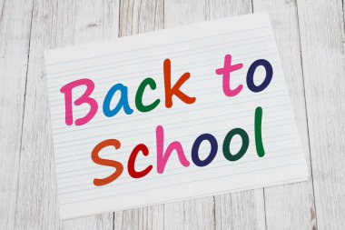  Kural kağıdındaki eski okul mesajına dönersek yıpranmış ahşap masa