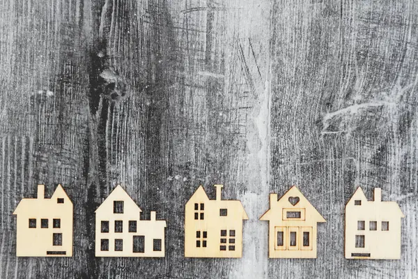 Špatný Trh Bydlením Dřevěných Domů Pozadí Ošlehaném Dřevě — Stock fotografie