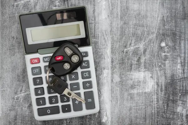 Uma Calculadora Preta Com Chaves Carro Grande Exposição Mesa Madeira — Fotografia de Stock