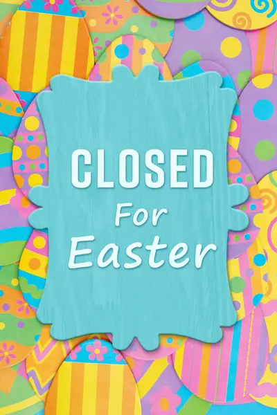 Cerrado Para Comedor Signo Con Brillantes Huevos Pascua Imagen de stock