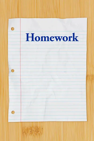 Hausaufgabenpost Auf Zerknittertem Liniertem Papier Auf Holzschreibtisch Stockbild