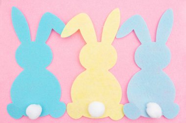 Paskalya tavşanı arka planda pembe keçeli kumaş