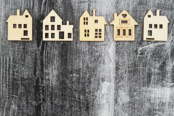 Wohnungsmarkt Crash Von Holzhäusern Hintergrund Auf Verwittertem Holz Stockfoto
