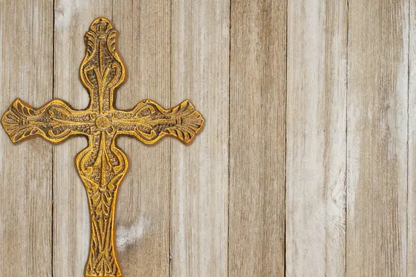 Gold Detailliertes Kreuz Auf Verwittertem Holz Stockbild
