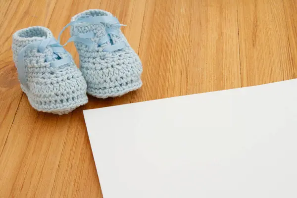 あなたのメッセージのための空白のペーパー スペースが付いている木製の机の青い赤ん坊のブーケ ストックフォト