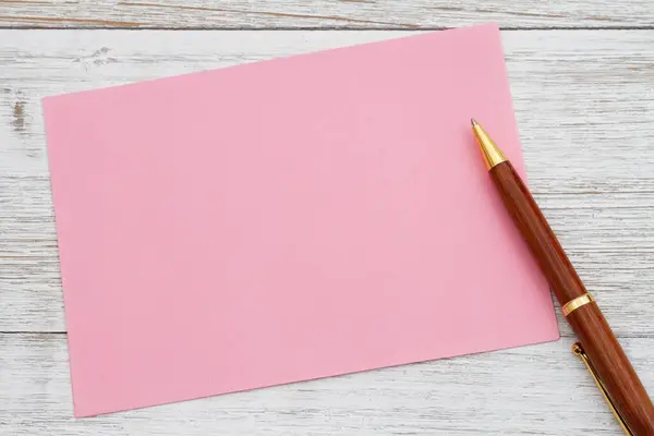 天候の木のペンが付いているブランクのピンクの挨拶カード ロイヤリティフリーのストック写真