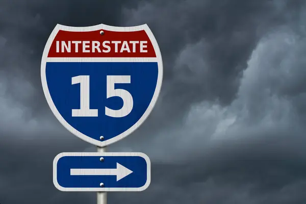 米国州間高速道路15号線 青の州間高速道路標識15号線 嵐のような空の背景 ストック写真