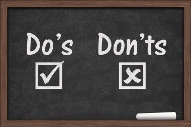  Dos and Donts mesajı bir tebeşir parçasıyla tahtaya yapıştırır