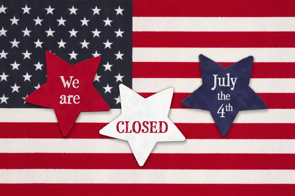 私たちは 米国の星とストライプフラグとの7月4日のサインを閉鎖しています ストック画像