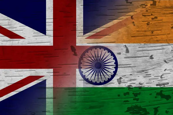 Storbritannien Och Indien Arbetar Tillsammans Med Landsflaggor Över Vittrat Trä Royaltyfria Stockfoton