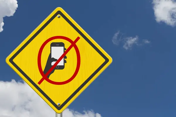 驾驶警告路标时 禁止发短信或使用手机 图库图片