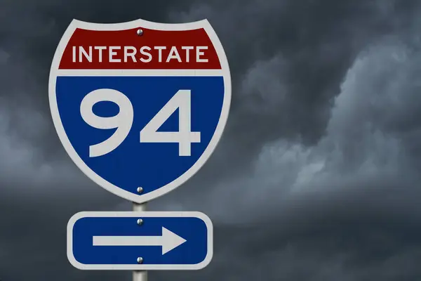 94インターステート アメリカ赤と青のハイウェイ道路標識嵐の空の背景 — ストック写真