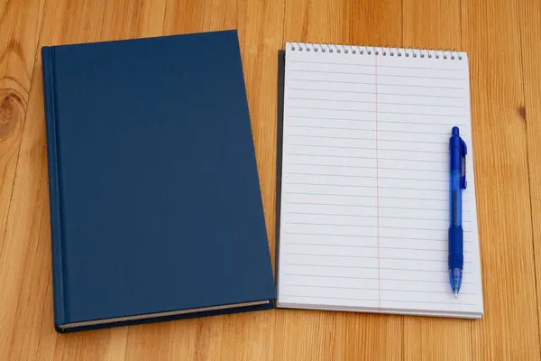 学校でノートを取るためのノートパッドとペン天候デスクで古い青い本をレトロに — ストック写真