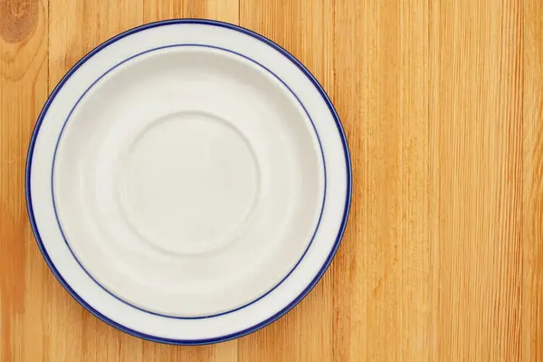 Κενό Μπλε Και Άσπρο Πιάτο Ένα Ξύλινο Τραπέζι Εικόνα Αρχείου