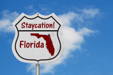 Florida ev tatili Otoban işareti, Florida harita ve metin Staycation bir karayolu üzerinde gökyüzü arka plan ile kayıt